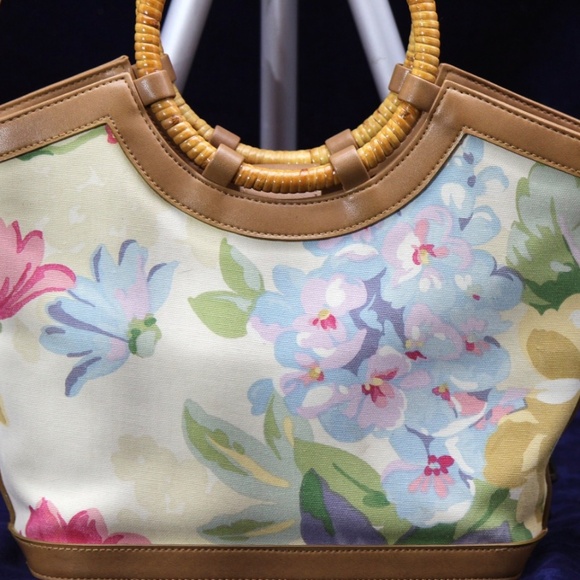 Fossil Floral and Rattan handled, adjustable strap bag. - Picture 3 of 7